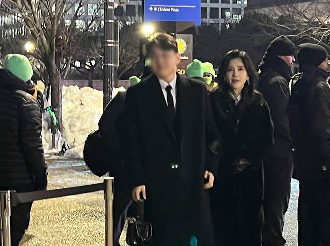 이부진 호텔신라 사장이 아들과 함께 28일(현지 시간) 미국 워싱턴DC 스미스소니언 국립아시아미술관에서 열린 ‘이건희 컬렉션 전시 기념 갈라 행사’에 참석하고 있다. (사진=워싱턴공동취재단) 2026.01.29 [워싱턴=뉴시스]