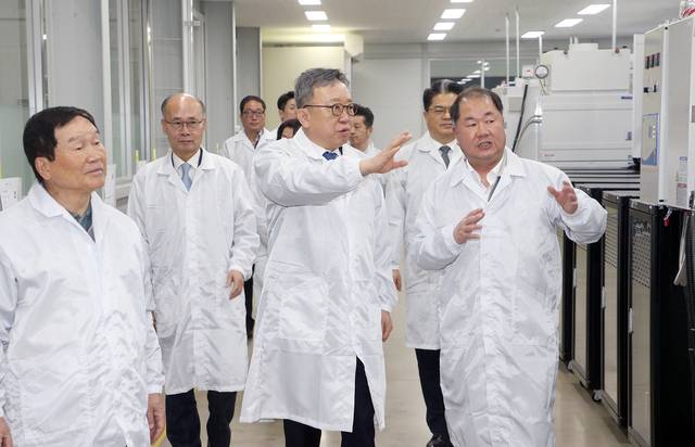 정상혁(앞줄 가운데) 신한은행장이 지난달 30일 경기도 화성시에 위치한 디와이피 화성 공장을 방문해 홍순겸(앞줄 왼쪽) 디와이피 회장과 양준규(앞줄 오른쪽) 디와이피 사장으로부터 설명을 듣고 있다. [신한은행 제공]