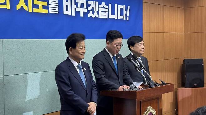 정동영 통일부 장관(왼쪽 첫번째)이 2일 전북도의회 브리핑룸에서 안호영, 이성윤 국회의원과 전주·완주 행정통합 추진과 관련한 기자회견을 하고 있다. 뉴스1