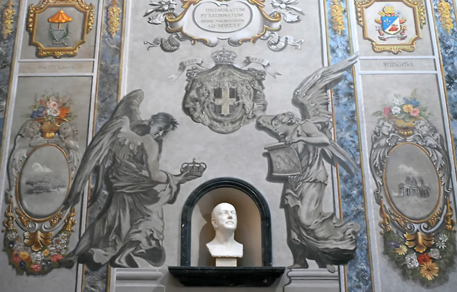 이탈리아 수도 로마의 한 성당에서 복원된 벽화 속 천사(오른쪽)가 조르자 멜로니 이탈리아 총리를 닮았다며 논란이 되고 있다./사진AFP·연합뉴스