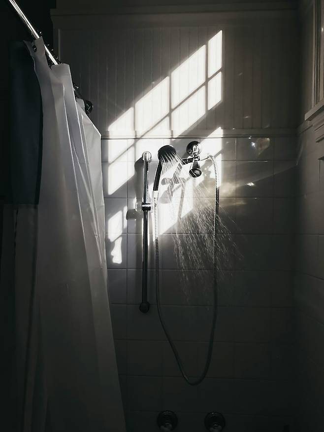뜨거운 물로 머리를 감으면 두피에 필요한 유분까지 씻어낼 수 있다. 두피에 유분이 부족해지면 건조해 당기거나 화끈거리는 증상이 나타나는 것은 기본, 두피가 보상 작용을 통해 기름을 더 많이 만들어낸다. 이런 과정이 반복되면 두피가 쉽게 기름지고 지루성두피염에 노출되는 등의 문제가 생길 수 있다. 사진: 언스플래쉬