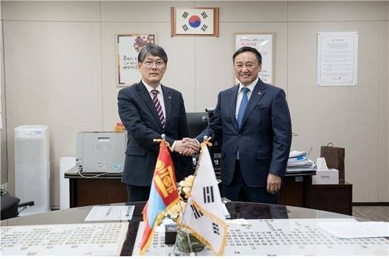 엄호윤 국민건강보험공단 기획상임이사(왼쪽)와 친부렌 지그지드수렌 몽골 보건부 장관이 지난달 30일 기념촬영을 하고 있다. 국민건강보험공단 제공