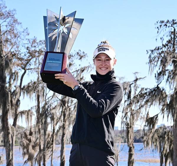 미국여자프로골프(LPGA) 투어 2026시즌 개막전 힐튼 그랜드 베케이션스 토너먼트 오브 챔피언스 우승을 차지한 넬리 코다(미국)가 우승 트로피를 들고 있는 모습이다. 사진제공=Getty_LPGA (사진을 무단으로 사용하지 마십시오.)
