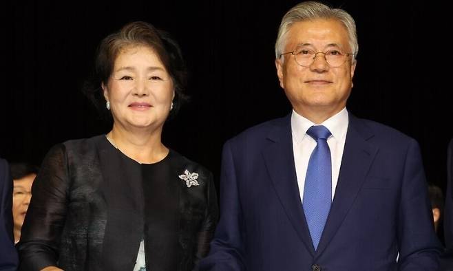 문재인 전 대통령과 부인 김정숙 여사가 2024년 9월19일 저녁 광주 서구 김대중컨벤션센터에서 열린 9·19평양공동선언 6주년 기념식에 참석해 기념사진을 찍고 있다. 김영원 기자