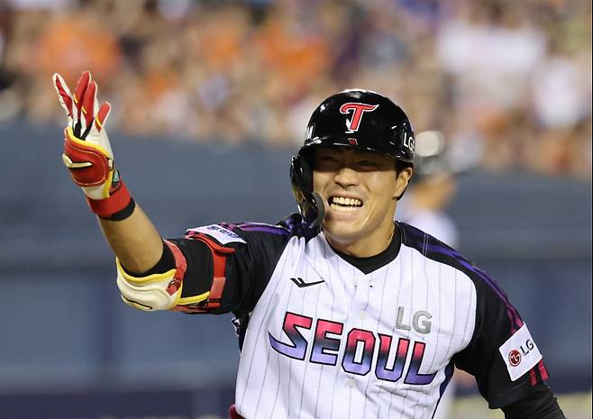 <yonhap photo-4390=""> 천성호 '끝내기 안타!' (서울=연합뉴스) 임화영 기자 = 8일 서울 잠실야구장에서 열린 프로야구 한화 이글스와 LG 트윈스의 경기. 10회말 1사 만루 LG 천성호가 끝내기 안타를 친 뒤 기뻐하고 있다. 이날 경기는 LG가 2-1로 승리하며 1위 자리를 지켰다. 2025.8.8 hwayoung7@yna.co.kr/2025-08-08 22:06:01/ <저작권자 ⓒ 1980~2025 ㈜연합뉴스. 무단 전재 재배포 금지, AI 학습 및 활용 금지></yonhap>