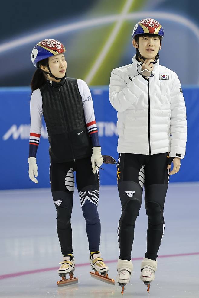 <yonhap photo-1804="">지난해 12월 23일 충청북도 진천군 진천국가대표선수촌에서 열린 신년 훈련공개 행사에서 제25회 밀라노 코르티나담페초 동계올림픽 출전을 앞둔 쇼트트랙 국가대표 김길리(왼쪽)와 임종언이 훈련을 준비하고 있다. 사진=연합뉴스</yonhap>