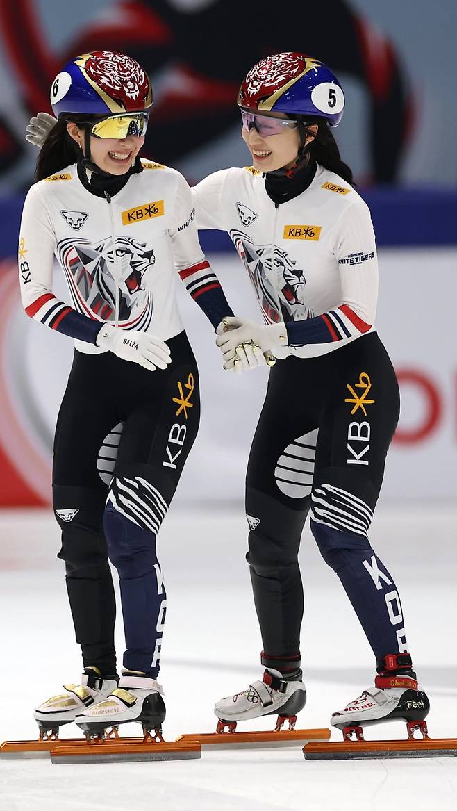 쇼트트랙 대표팀 김길리(왼쪽)와 최민정이 24일 2025~26 ISU 월드투어 3차 대회 혼성 2000m서 금메달을 합작한 뒤 미소 짓고 있다. 사진=ISU SNS