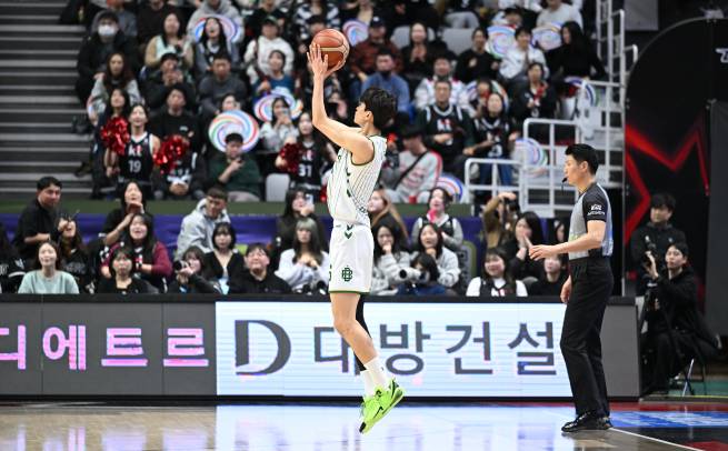 1일 수원 KT 소닉붐 아레나에서 열린 2025~26 프로농구 정규리그 KT전에서 3점 슛을 시도하는 이유진. KBL 제공