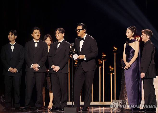 제68회 그래미 어워즈에서 수상한 '케이팝 데몬 헌터스' OST '골든' 작곡진. 왼쪽부터 아이디오(이유한 곽중규 남희동), 24(서정훈)._[AFP=연합뉴스. 재판매 및 DB 금지]