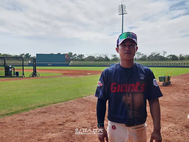 전민재가 2일 대만 타이난에서 진행 중인 롯데 자이언츠 1군 캠프 오전 훈련 뒤 인터뷰를 하고 있다.