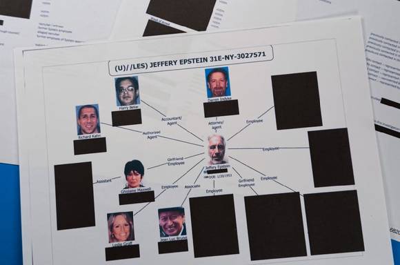 지난 30일(현지시간) 미 법무부가 공개한 미성년자 성 착취범 고(故) 제프리 엡스타인 관련 문건. [사진=AP/연합뉴스]