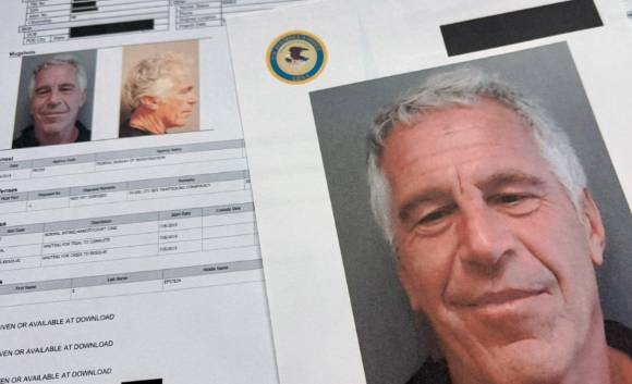 미국 법무부가 공개한 문건 속에 포함된 성범죄자 제프리 엡스타인의 사진. [사진=AP/연합뉴스]