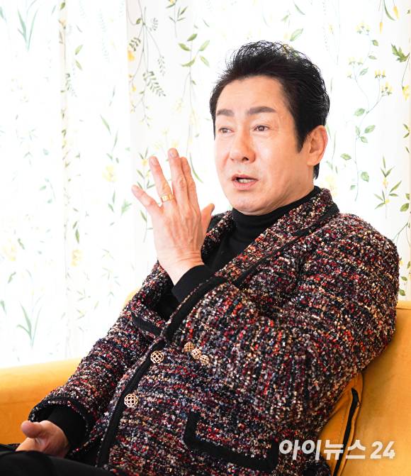 인터뷰하고 있는 가수 배금성 [사진=아이뉴스24]