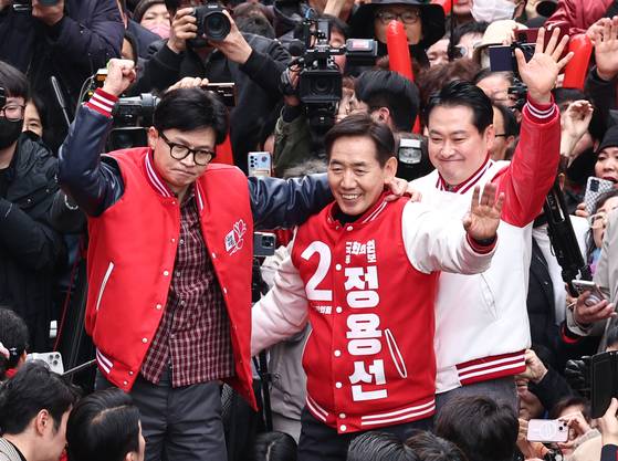 2024년 3월 한동훈 국민의힘 비상대책위원장이 충남 당진 전통시장에서 장동혁, 정용선 후보와 시민들에게 인사하고 있다. 연합뉴스