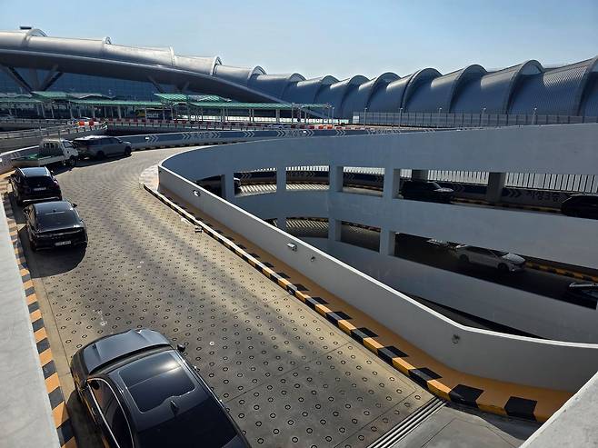 지난 1일 인천국제공항 제2여객터미널 단기주차장 경사로에 차량이 주차돼 있다. 이영근 기자