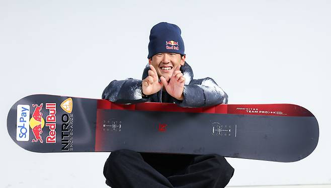 외모와 말투까지 닮아 ‘스노보드계 손흥민’이라 불리는 그는 손흥민의 ‘찰칵 세리머니’에서 영감을 얻어 두 손으로 승자를 뜻하는 ‘W(Winner)’를 만드는 세리머니를 준비했다. 김종호 기자