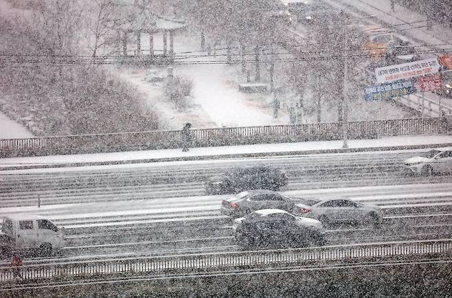 2일 오전 대구 시내에 눈이 내리고 있다. 기상청은 이날 대구와 경북에 1~3cm의 눈이 내릴 것으로 예보했다. [연합뉴스]