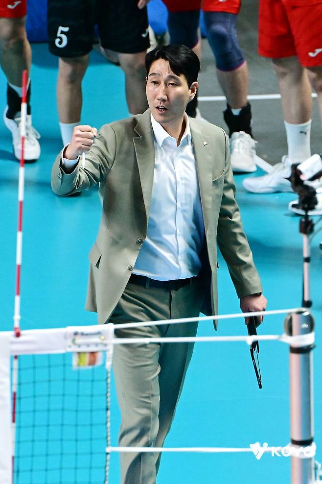 2일 서울 장충체육관에서 열린 작전을 지시하는 한국전력 권영민 감독. 사진 한국배구연맹