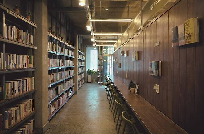 차를 마시며 독서를 즐길 수 있는 춘천서림(사진=안규림)