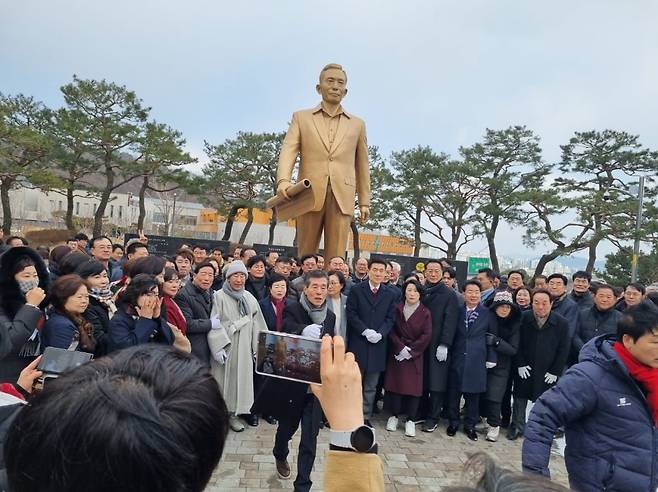 이강덕 시장과 지지자들이 박정희 대통령 동상앞에서 기념촬영을 하고 있다.