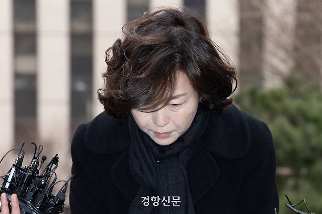 강선우 무소속 의원에게 공천헌금 1억 원을 건넨 혐의를 받는 김경 서울시의원이 지난달 15일 2차 조사를 받기 위해 마포구 서울경찰청 공공범죄수사대로 출석던 중 고개 숙여 사과하고 있다. 성동훈 기자