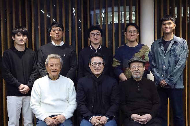Sitting in the front row from left are actor Park Geun-hyung, Arts Council Korea Chair Choung Byoung-gug and actor Shin Gu. Behind them stand directors serving as mentors in the Theater Tomorrow Project. (Arko)
