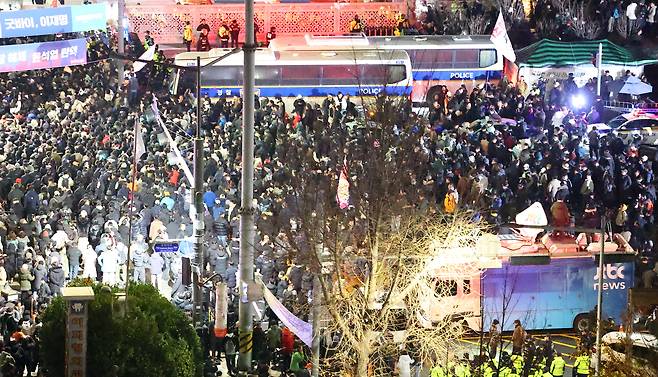 Protesters gather outside the National Assembly in Yeouido, western Seoul, in the early hours of Dec. 4, 2024. [YONHAP]