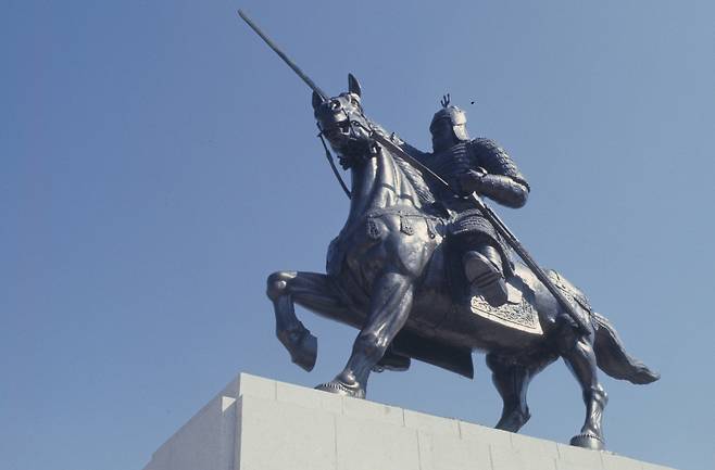A statue of General Kim Yu-shin in Gyeongju, North Gyeongsang [JOONGANG ILBO]