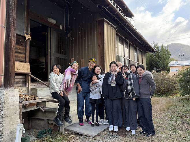Six Korean undergraduates pose for a photograph with their home-stay host family in front of their house in Mima City in Tokushima Prefecture, Japan, on Jan. 25. [LEE SOO-JUNG]