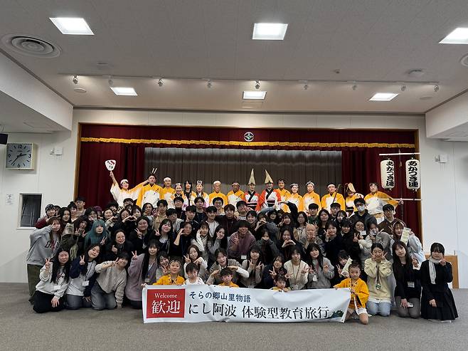 A Korean student delegation and Japanese Awa Odori performers pose for a commemorative photo at Mima City Hall in Tokushima Prefecture in Japan on Jan. 24. [LEE SOO-JUNG]