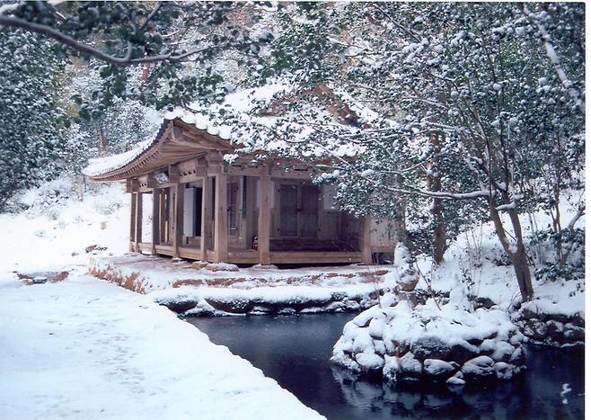 설 명절을 앞두고 전남 강진군의 ‘반값여행’이 시작과 동시에 큰 관심을 받으면서 설명절 고향을 찾는 귀성객과 관광객이 크게 늘어날 것으로 전망된다. 다산초당 설경. /강진군