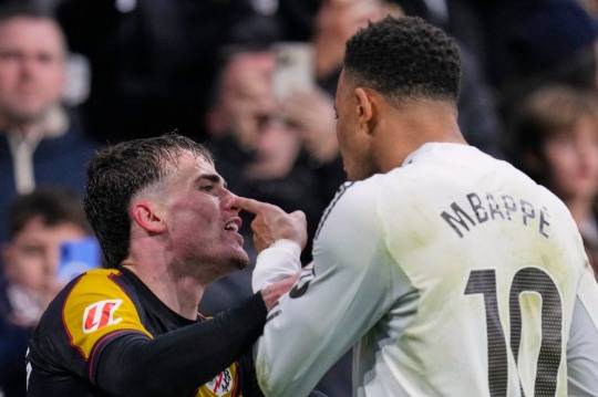 펩 차바리아와 다투는 킬리안 음바페. 사진[AP=연합뉴스]