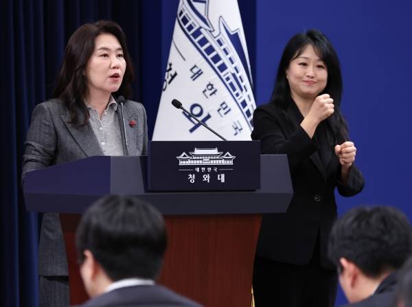 ▲ 강유정 청와대 대변인과 박지연 수어통역사(오른쪽)이 브리핑에 나선 모습. ⓒ연합뉴스