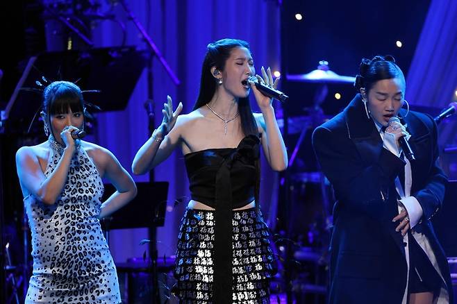 31일 캘리포니아주 비벌리힐스의 베벌리 힐튼 호텔에서 열린 그래미 시상식 갈라에서 한국 가수 레이 아미, 한국계 미국인 가수 이제, 미국 가수 오드리 누나가 무대에 올라 ‘K팝 데몬 헌터스’ 공연하고 있다. AFP연합뉴스