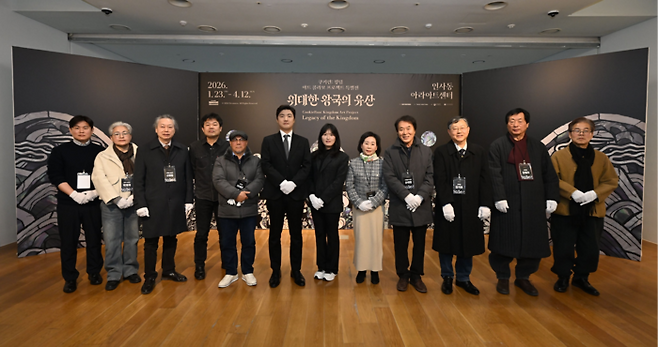 조길현 데브시스터즈 대표이사와 전통공예예술 장인들이 지난 22일 서울 종로구 인사동 아라아트센터에서 쿠키런 특별전 기자간담회를 마친 뒤 기념사진을 촬영하고 있다. [데브시스터즈]