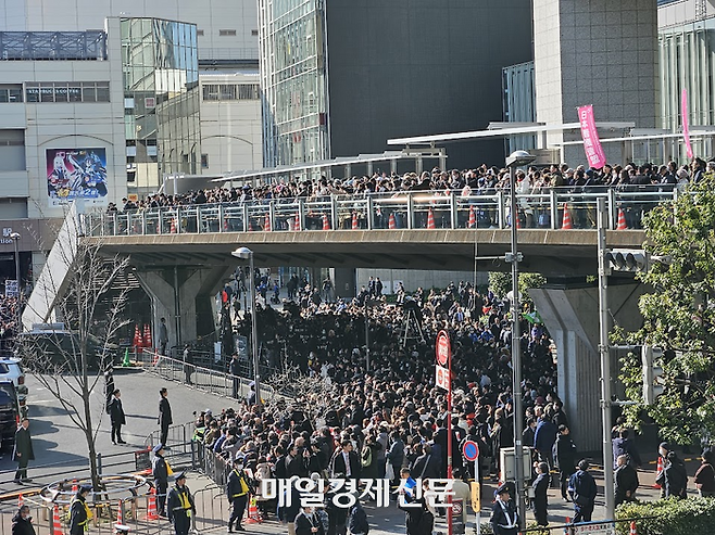 지난달 27일 도쿄 지요다구 아키하바라역에서 진행된 일본 중의원 선거유세에서 다카이치 사나에 일본 총리의 연설을 듣기 위해 자민당 지지자들과 시민들이 모였다. [도쿄 이승훈 특파원]