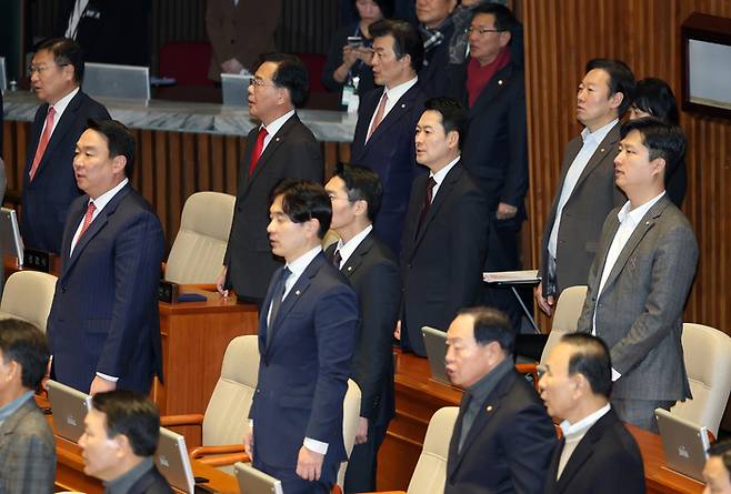 장동혁 국민의힘 대표를 비롯한 의원들이 2일 국회에서 열린 제432회 국회(임시회) 개회식에서 애국가를 제창하고 있다. [연합뉴스]