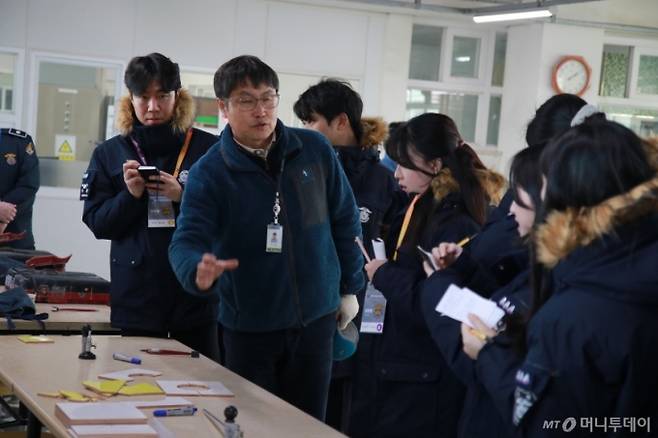 지난달 29일 경기 화성시 화성직업훈련교도소에서 기자들이 타일기능사 수업과정을 둘러보고 있다. /사진 제공=법무부