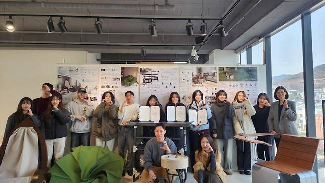 사스디자인 판교 쇼룸에서 가구 전시회를 개최한 가톨릭대 공간디자인·소비자학과 구성원들이 기념촬영하고 있다./사진제공=가톨릭대