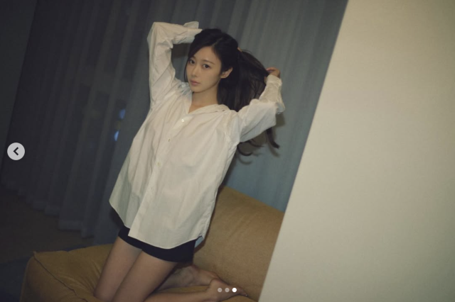 지젤이 오버핏 화이트 셔츠 패션으로 근황을 전했다. / 지젤 SNS