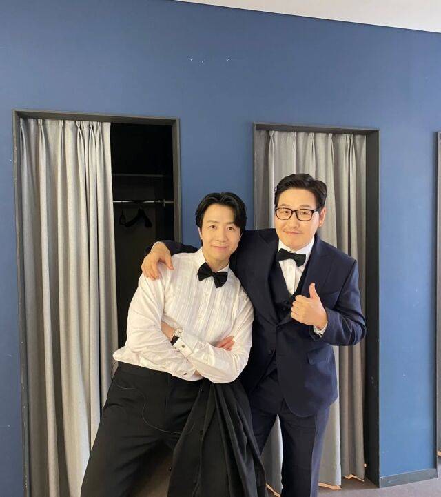 김풍이 '냉장고를 부탁해'에 출연중인 셰프들과 함께한 사진을 공개했다. / 김풍 SNS