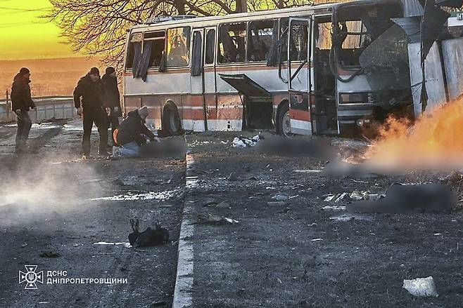 러시아가 1일(현지시간) 우크라이나의 드니프로페트로우스크 주 파블로흐라드 지역 테르니우카에서 광부들을 태운 통근버스에 드론 공격을 감행, 15명이 숨지고 7명이 사망헸다.[우크라이나 국가비상사태청 보도실 제공]