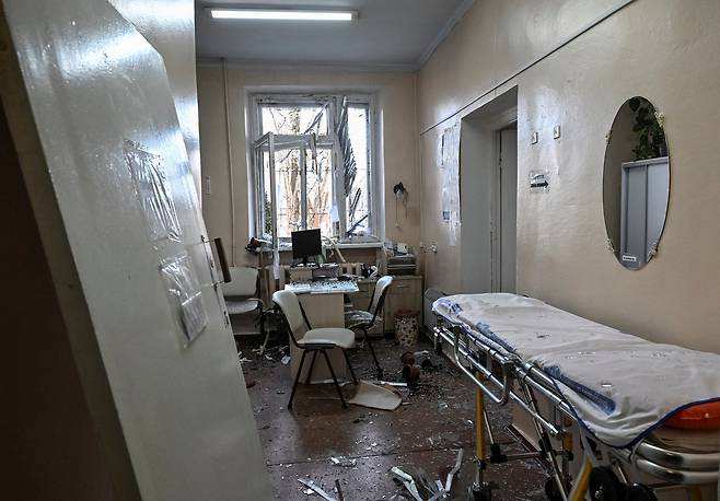 우크라이나 남부 자포리자 지역에 있는 한 산부인과 병원이 1일(현지시간) 러시아의 드론 공격을 받아 폐허가 됐다. 이 병원에서 어린아이를 포함해 9명이 다쳤다.[로이터]