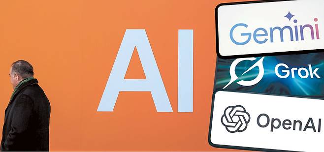 지난 1월 23일 스위스 다보스에서 폐막한 세계경제포럼(WEF) 연차총회 기간, 한 건물에 설치된 인공지능(AI) 관련 표지와 오픈AI의 챗GPT, 구글의 제미나이, xAI의 그록 등 주요 AI 서비스 로고를 합성한 모습.