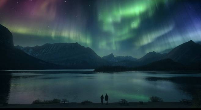 ‘이사통’ 극중 어퍼카나나스키스 호수에서 관측된 오로라. 이곳은 북위 51도로 일반적인 오로라 관측지보다 10도 가량 남쪽인데도 세계 최고 관측지 캐나다 답게 신들의 댄스 오로라가 펼쳐졌다. 촬영당시는 오로라 관측 절정기에서 약간 이른 10월 초였다.