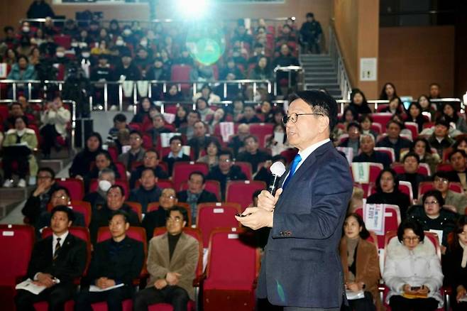 광주광역시는 2일 빛고을노인건강타운에서 ‘광주전남 통합 복지·보건·의료 분야 시민공청회’를 개최, 광주전남 통합으로 광주가 시작한 통합돌봄 등을 더 두텁게 보장할 수 있는 방안 등을 논의했다.