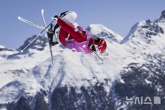 [생모리츠=AP/뉴시스] 정대윤이 19일(현지 시간) 스위스 생모리츠 엥가딘에서 열린 2025 국제스키연맹(FIS) 프리스타일 스키 세계선수권 남자 모굴 결선 경기를 펼치고 있다. 정대윤은 81.76점으로 동메달을 따내며 이 종목에서 한국 선수 최초로 입상했다. 2025.03.20.