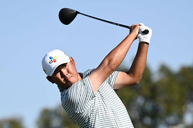[샌디에이고=AP/뉴시스] 김시우가 지난달 31일(현지 시간) 미 캘리포니아주 샌디에이고의 토리파인스 골프코스에서 열린 미국프로골프(PGA) 투어 파머스 인슈어런스오픈 3라운드 2번 홀에서 티샷하고 있다. 전날 단독 5위였던 김시우는 중간 합계 13언더파 203타 공동 3위에 올랐다. 2026.02.01.