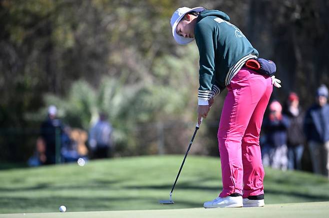 [올랜도=AP/뉴시스] 양희영이 1일(현지 시간) 미 플로리다주 올랜도의 레이크 노나 골프 & 컨트리클럽에서 열린 미국여자프로골프(LPGA) 투어 2026 시즌 개막전 힐튼 그랜드 베케이션스 토너먼트 오브 챔피언스 최종 라운드 17번 그린에서 퍼트하고 있다. 양희영은 최종 합계 10언더파 206타 2위로 대회를 마쳤다. 이번 대회는 악천후로 인해 3라운드 54홀 경기로 마무리됐다. 2026.02.02.