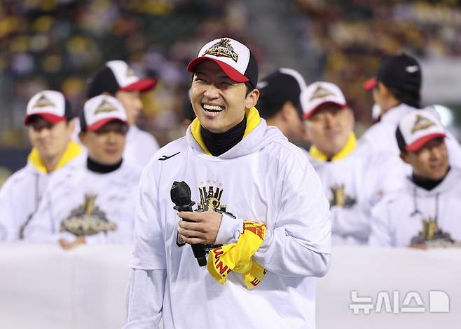 [서울=뉴시스] 황준선 기자 = LG트윈스 주장 박해민이 1일 서울 송파구 잠실야구장에서 열린 '한국시리즈 통합우승 IN 잠실' 행사에서 인사말 하고 있다. 2025.11.01. hwang@newsis.com